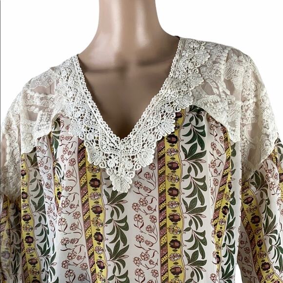 Gigio NWT Floral Crochet Lace Bell Sleeve Tunic Top M - Picture 4 of 9